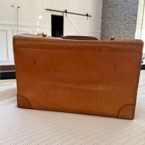 Elegant vintage pegasus Tan Leather suitcase
